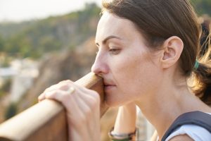 Eine Frau, die erschoepft aussieht
