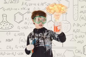 Schritt fuer Schritt zum Ziel - ein Kind am Experimentieren