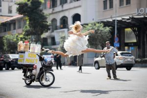 Eine Frau springt vor Glück steht für was macht uns glücklich Weltglücksreport