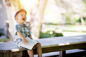 Lachendes Kind steht fuer Lachen macht gesund und gluecklich 