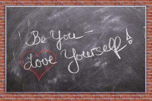 Tafel mit Aufschrift: Be You - Love Yourself