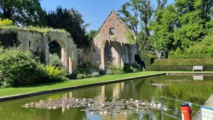 Herrenhaus mit Teich in England