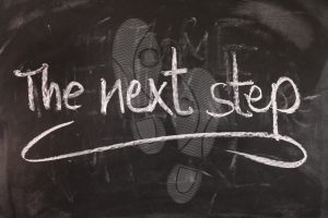 Tafel mit Aufschrift: The next step