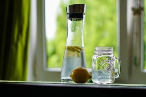 Glas Wasser mit Zitrone Orange um schlechte Angewohnheiten abzulegen